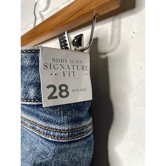 NEW Lane Bryant Body Icon Signature Fit Mid Rise 28 Denim Jeans - Picture 2 of 8